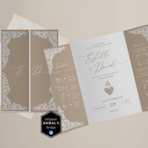 Puede incluir: Una invitación de boda con fondo marrón y diseño floral blanco. La invitación está doblada por la mitad y tiene los nombres "Estelle & David" impresos en cursiva. La fecha de la boda es el 25 de septiembre de 2023.