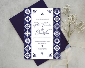 Puede incluir: Una invitación de boda blanca con bordes con patrones azules y blancos. La invitación presenta los nombres "Pedro Fernandes & Olivia Wilson" y la fecha y hora de la boda: "Jueves, 20 de octubre de 2022 | 10:00 AM".