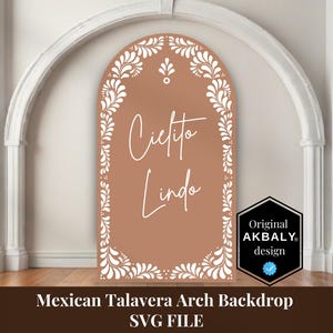 Puede incluir: Un telón de fondo en forma de arco marrón con diseños florales blancos y las palabras "Cielito Lindo" en escritura. El diseño está enmarcado por un borde floral blanco. El texto "Mexican Talavera Arch Backdrop SVG FILE" está en la parte inferior.