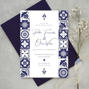 Puede incluir: Una invitación de boda blanca con bordes con patrones azules y blancos. La invitación presenta los nombres "Pedro Fernandes & Olivia Wilson" y los detalles de su boda el jueves 20 de octubre de 2022 a las 10:00 AM. La dirección es 123 Anywhere St., Any City, ST 12345.