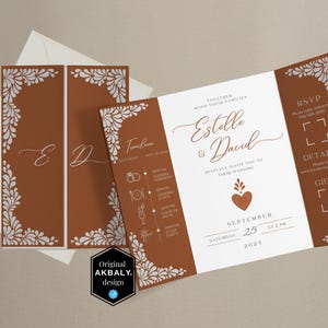 Puede incluir: Una invitación de boda con un diseño floral marrón y blanco. La invitación está doblada por la mitad y tiene los nombres "Estelle & David" impresos en la parte delantera. La invitación también incluye la fecha "25 de septiembre de 2023" y la hora "a las 2 pm".