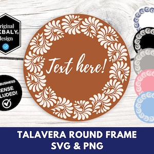 Puede incluir: Un marco redondo de color terracota con un borde floral blanco y el texto "Text here!". La imagen incluye una insignia de licencia para pequeñas empresas y el texto "TALAVERA ROUND FRAME SVG & PNG". También se muestran marcos adicionales en azul, negro, gris, rosa y blanco.