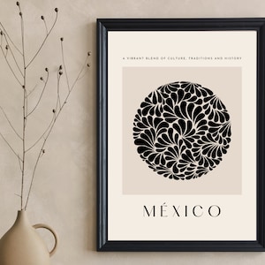 Puede incluir: Un p&oacute;ster en blanco y negro con un dise&ntilde;o circular de flores negras estilizadas sobre un fondo beige. El texto "A vibrant blend of culture, traditions and history" est&aacute; en la parte superior del p&oacute;ster. La palabra "M&Eacute;XICO" est&aacute; en la parte inferior del p&oacute;ster.
