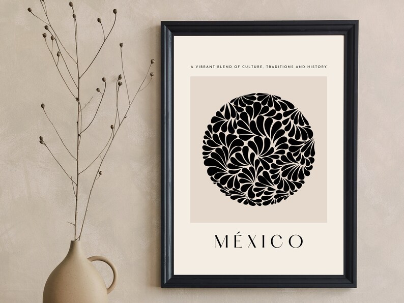 Puede incluir: Un p&oacute;ster en blanco y negro con un dise&ntilde;o circular de flores negras estilizadas sobre un fondo beige. El texto "A vibrant blend of culture, traditions and history" est&aacute; en la parte superior del p&oacute;ster. La palabra "M&Eacute;XICO" est&aacute; en la parte inferior del p&oacute;ster.