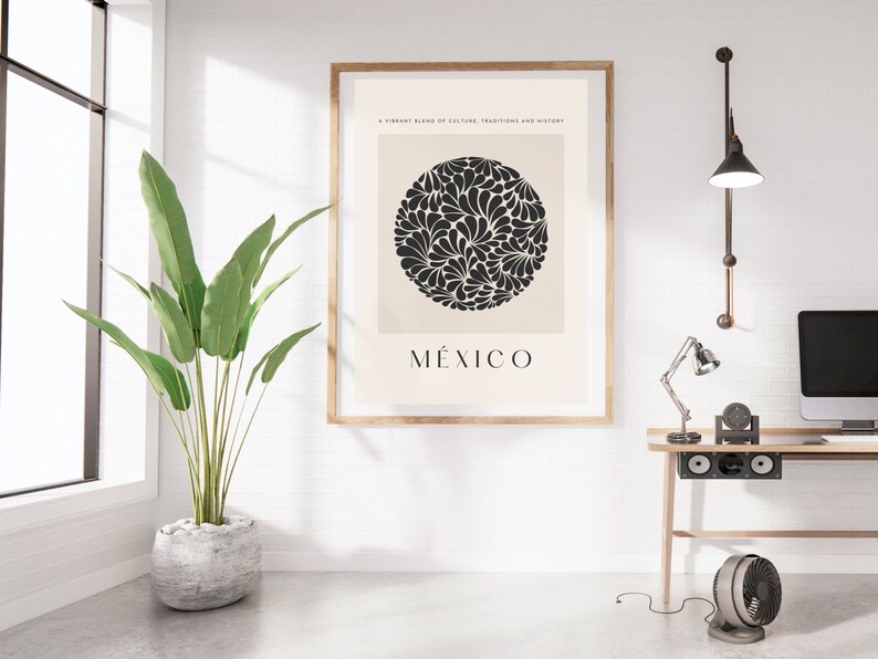 Puede incluir: Un p&oacute;ster minimalista con un dise&ntilde;o floral en blanco y negro en un c&iacute;rculo, con la palabra "M&Eacute;XICO" en texto negro debajo del c&iacute;rculo. El p&oacute;ster est&aacute; enmarcado en madera y cuelga de una pared blanca.