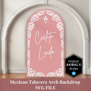 Puede incluir: Un telón de fondo rosa en forma de arco con diseños florales blancos y la inscripción "Cielito Lindo". El telón de fondo está enmarcado por un arco blanco, con el texto "Mexican Talavera Arch Backdrop SVG FILE" en la parte inferior.