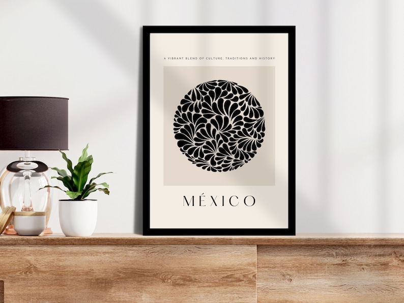 Puede incluir: Un p&oacute;ster en blanco y negro con un dise&ntilde;o circular de flores negras estilizadas sobre un fondo beige. El texto "A vibrant blend of culture, traditions and history" est&aacute; en la parte superior del p&oacute;ster. La palabra "M&Eacute;XICO" est&aacute; en la parte inferior del p&oacute;ster.