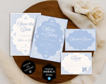 以下が含まれることがあります： 水色と白のウェディングステーショナリーのコレクション。 「Save the Date」カード、招待状、席札、RSVPカードが含まれています。 デザインはフローラルパターンとエレガントなスクリプトが特徴です。 招待状には「Maria & John」と書かれています。