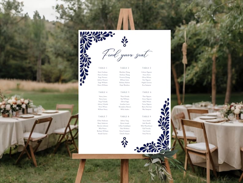 Peut inclure: Plan de table de mariage blanc avec des motifs floraux bleus. Le tableau est intitul&eacute; "Trouvez votre place" et liste les noms des invit&eacute;s par num&eacute;ro de table.