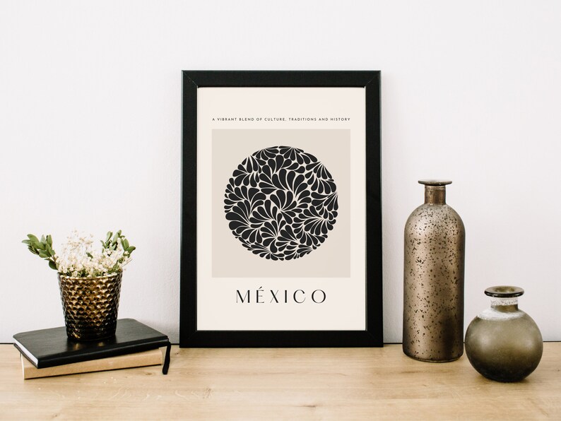 Puede incluir: Una impresi&oacute;n enmarcada en blanco y negro con un fondo beige. La impresi&oacute;n presenta un c&iacute;rculo negro con un patr&oacute;n floral estilizado y la palabra "M&Eacute;XICO" en texto negro debajo del c&iacute;rculo. El texto sobre el c&iacute;rculo dice "Una mezcla vibrante de cultura, tradiciones e historia."