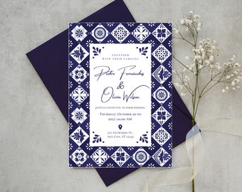 Puede incluir: Una invitación de boda blanca con un borde estampado en azul y blanco. La invitación dice "Juntos con sus familias, Pedro Fernandes & Olivia Wilson les invitan cordialmente a su boda. Jueves, 20 de octubre de 2022 | 10:00 AM, 123 Anywhere St., Any City, ST 12345."