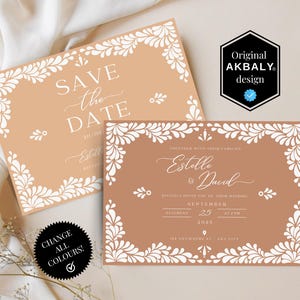 Puede incluir: Dos tarjetas de invitación de boda de color melocotón con diseños florales blancos. La tarjeta superior dice "Save the Date" y la tarjeta inferior dice "Junto con sus familias, Estelle & David les invitan con alegría a su boda, el 25 de septiembre de 2025, a las 2 pm, 100 Anywhere St, Any City".
