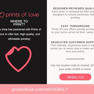 Puede incluir: Un gr&aacute;fico de coraz&oacute;n rosa con el texto "prints of love" y "Where to Print?"  Mi tienda se ha asociado con Prints of Love para ofrecer impresi&oacute;n r&aacute;pida, de alta calidad y asequible.  El texto "DESIGNER-REVIEWED QUALITY"  "Cada pedido es revisado por su equipo de dise&ntilde;adores para garantizar la perfecci&oacute;n antes de la impresi&oacute;n."  "FAST TURNAROUND"  "Prints of Love ofrece un procesamiento r&aacute;pido para que sus impresiones lleguen a tiempo, siempre."  "DEDICATED CUSTOMER SUPPORT"  "Su equipo amable y receptivo est&aacute; ah&iacute; para ayudarlo en cada paso para asegurarse de que le encanten sus impresiones."  "Utilice mi c&oacute;digo de cup&oacute;n para recibir un 10% de descuento en su pedido de 49 &euro; o m&aacute;s: AKBALY10"  "printsoflove.com/ref/AKBALY"