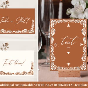 Puede incluir: Dos tarjetas de mesa imprimibles con fondo terracota y dise&ntilde;os florales blancos. Una tarjeta dice "&iexcl;Toma un trago!" y la otra dice "&iexcl;Texto aqu&iacute;!"