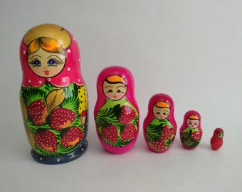 Russian Matryoshka Style 5 pcs Wood Nesting Dolls