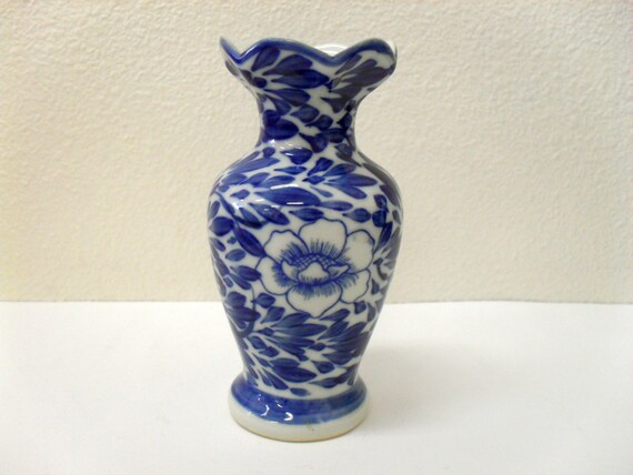 Vintage Blue and White Bud Vase Chinoiserie Scalloped Vase - Etsy