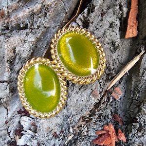 Vintage ** 90s ** Green ** Gold Sparkle ** Rope Twist ** Oval Shape ** Gold Tone ** Clip On ** Earrings