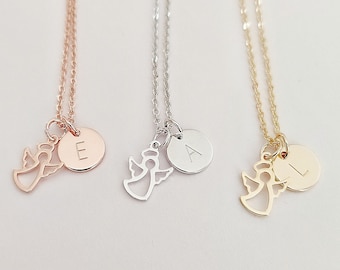 Colar com pingente de anjo personalizado e monograma com inicial.