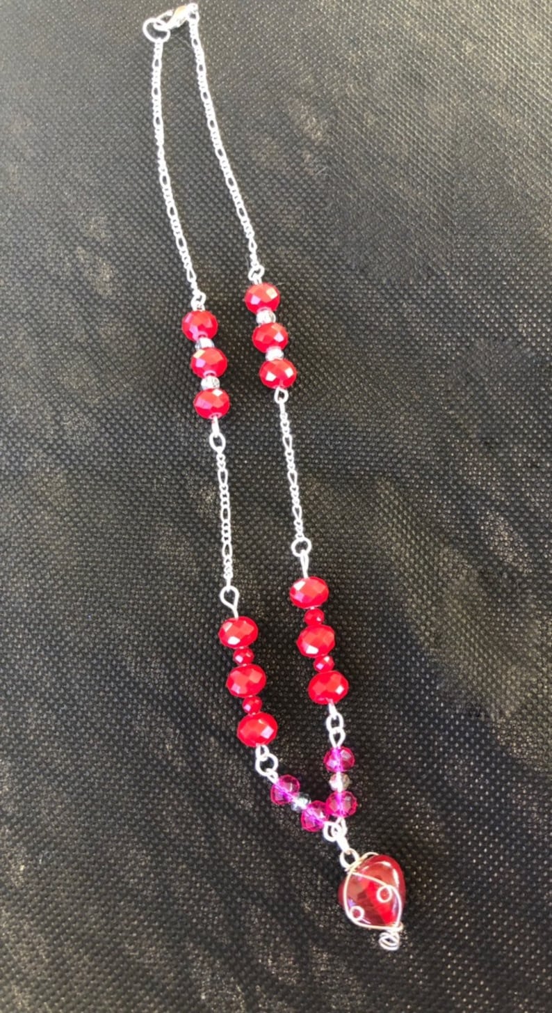 Red and pink Valentine\u2019s Day glass faceted beaded chain necklace