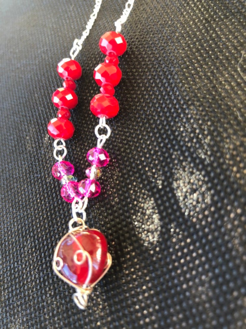 Red and pink Valentine\u2019s Day glass faceted beaded chain necklace
