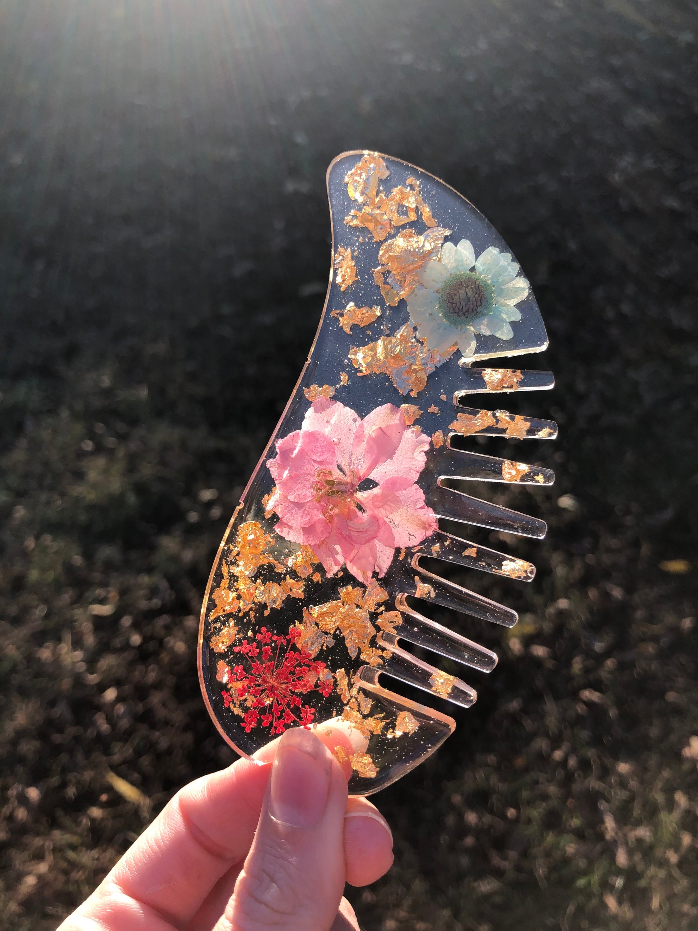 Pressed flowers and gold flakes leaf shaped comb | Etsy