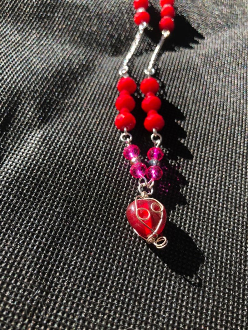 Red and pink Valentine\u2019s Day glass faceted beaded chain necklace