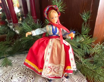 Schwedische bewegliche Puppe, Norwegische Puppe, Vintage-Plastikpuppe, Bewegliche Puppe, Skandinavische Puppe, Souvenirpuppen, Vintage-Kostümpuppen, Mädchen