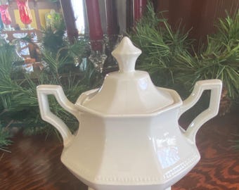 sucrier vintage, sucrier Johnson Brothers, sucrier héritage, accessoire de tea party, crème et sucre, pierre de fer blanche, salle à manger dans une maison de campagne