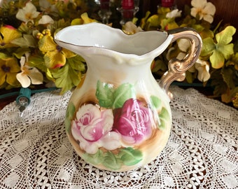 バラの入った陶器製クリーマー、ピンクのバラの入ったコテージクリーマー、ヴィンテージフローラルクリーマー、シロップピッチャー、コテージ風のシャビーサービング、シャビーサービング