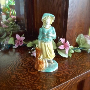 Vintage Woman Figurine, Vintage Lady Figurine, Colonial Woman, Lady Figurine, Woman Knick Knack, Vintage Cottage Decor, Cottage Chic Decor