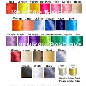 Op de afbeelding: Een kleurenkaart met diverse garenklossen gelabeld met namen zoals rood, geel, roze, oranje, blauw, paars, groen, bruin en andere. De afbeelding toont rijen vierkante kleurstaaltjes en twee ronde klossen met metallic zilveren en gouden garen.