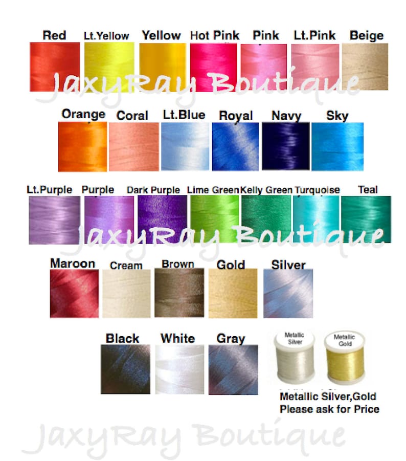 Op de afbeelding: Een kleurenkaart met diverse garenklossen gelabeld met namen zoals rood, geel, roze, oranje, blauw, paars, groen, bruin en andere. De afbeelding toont rijen vierkante kleurstaaltjes en twee ronde klossen met metallic zilveren en gouden garen.