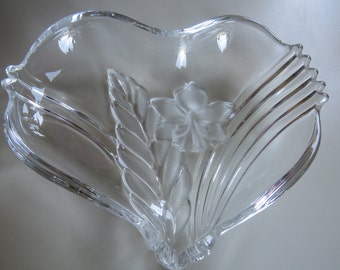 Mikasa Crystal Heart Dish: Frosted Daffodil Flower Candy Dish