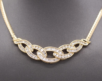 Collar llamativo con diamantes redondos y baguette engastados en canal, en oro amarillo de 14k.