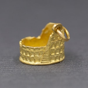 Ornate Roman Colosseum Pendant Charm in 18k Yellow Gold