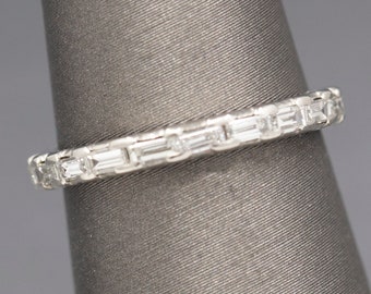 Glinsterende stokbroodgeslepen diamanten eeuwigheidsbandring in 18k witgoud, maat 5,5