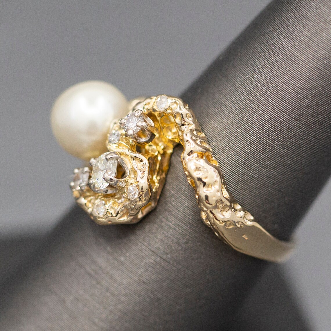 Belle bague de cocktail biologique brutaliste et diamant Belle bague de cocktail biologique brutaliste et diamant