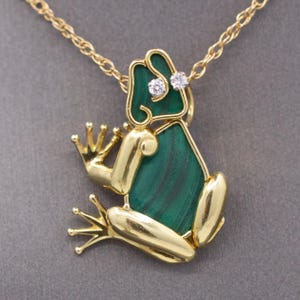 Lieblicher figürlicher Frosch Anhänger mit Malachit und Brillanten in 750er Gelbgold