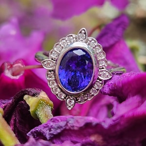 Anillo con brújula engastado en bisel con detalles de diamantes y tanzanita ovalada en oro blanco de 14 k