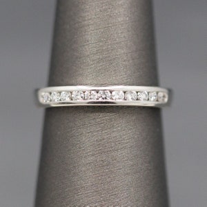 Anillo apilable apilable de la alianza de diamantes redondo engastado en oro blanco de 14 k