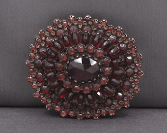 Broche con medallón de granate estilo gótico victoriano bohemio en plata de ley