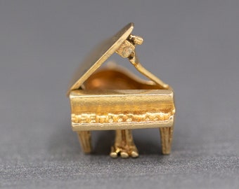 Classic Grand Piano Charm With Articulated Opening Lid in 14k Yellow Gold