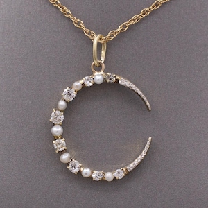 Colgante victoriano antiguo de media luna con perla y diamantes de talla mina antigua en oro amarillo de 14 k
