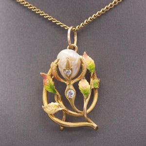 Hermoso colgante Art Nouveau de diamantes esmaltados y perla natural en oro amarillo de 14 k