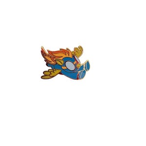 Peut inclure: Épingle en émail bleue, dorée et orange représentant un personnage de dessin animé avec des lunettes et des ailes. Le personnage a un corps bleu, des cheveux orange et des accents dorés. L'épingle est sur fond blanc.