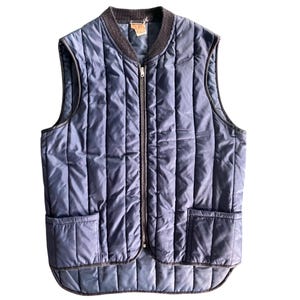 Chaleco acolchado azul marino de la marca Sears WorkN Leisure, estilo vintage de los años 70, con cuello de punto y dos bolsillos de parche.