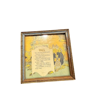 Könnte beinhalten: Ein gerahmter Vintage-Druck mit dem Wort "PALS" oben. Der Druck zeigt ein Gedicht und Illustrationen von Figuren in historischer Kleidung. Der Rahmen ist eine Kombination aus Braun und Blau.