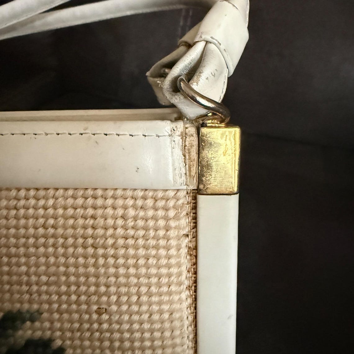 Vintage Floral Needlepoint Handbag With White Faux Leather & Gold-Tone Accents, foto 4 di 5