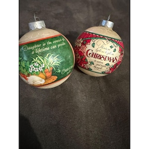 Decorazioni natalizie vintage del 1979 e 1980 con disegni e citazioni festive.