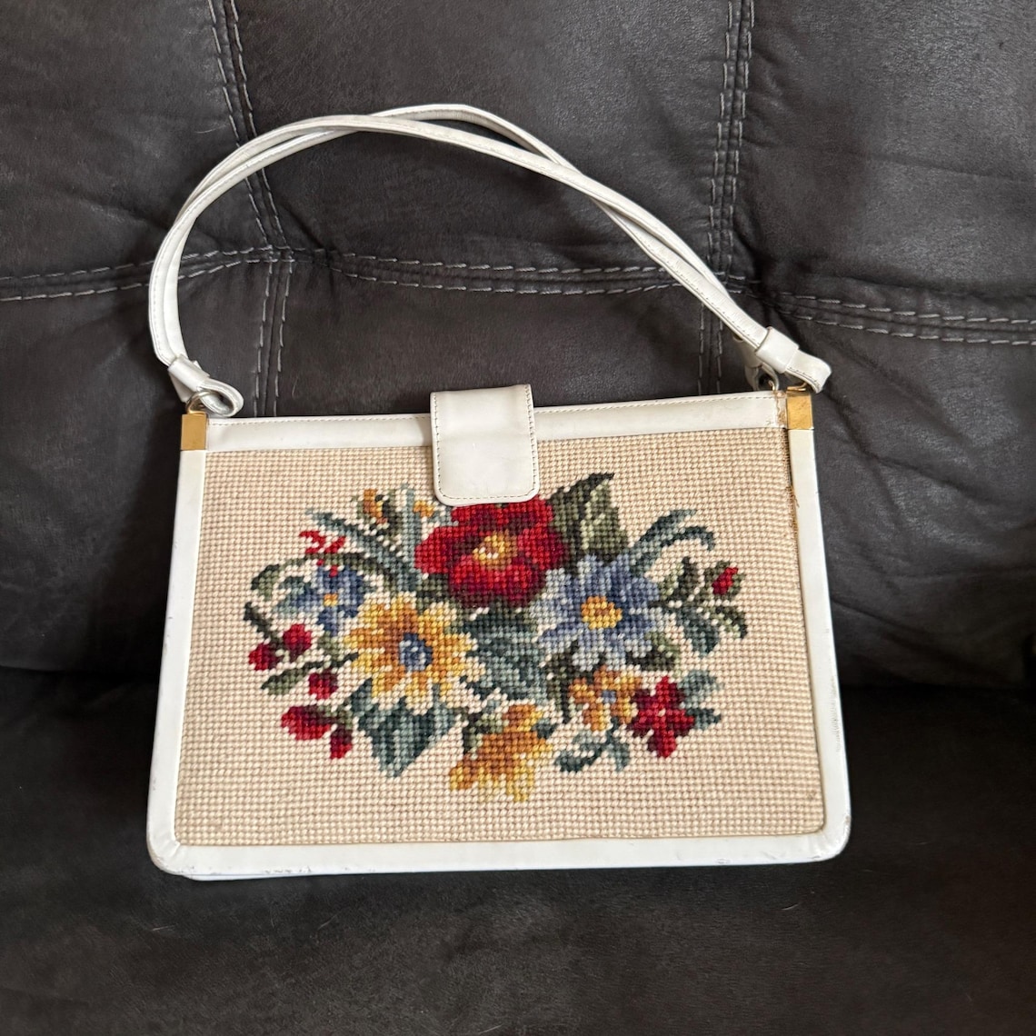 Vintage Floral Needlepoint Handbag With White Faux Leather & Gold-Tone Accents, foto 1 di 5